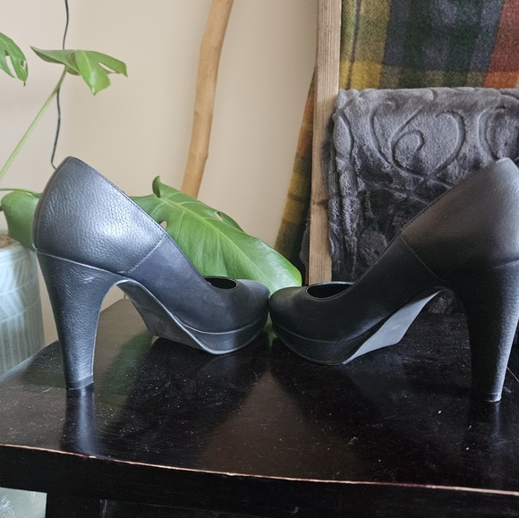 Size 38 heels - Picture 4 of 4